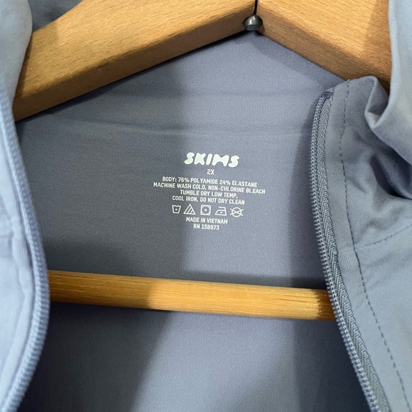 SKIMS Fits Everybody Long Sleeve Zip Front Bodysuit - Picture 7 of 9